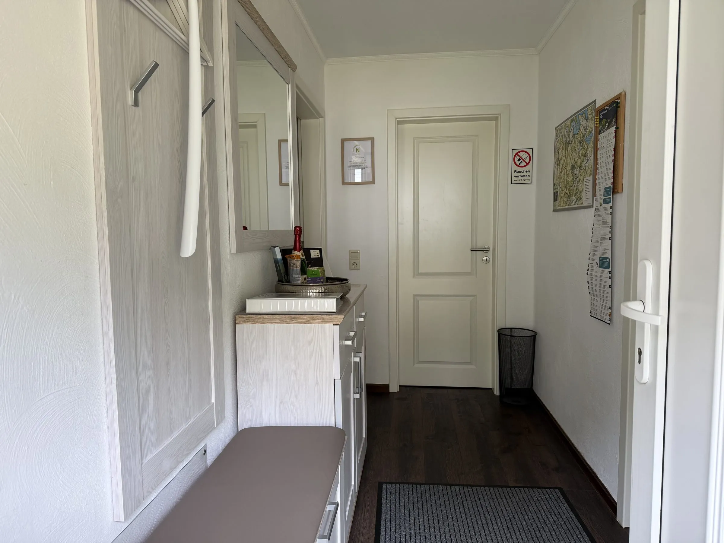 Flur im Erdgeschoss mit Garderobe und Sitzbank