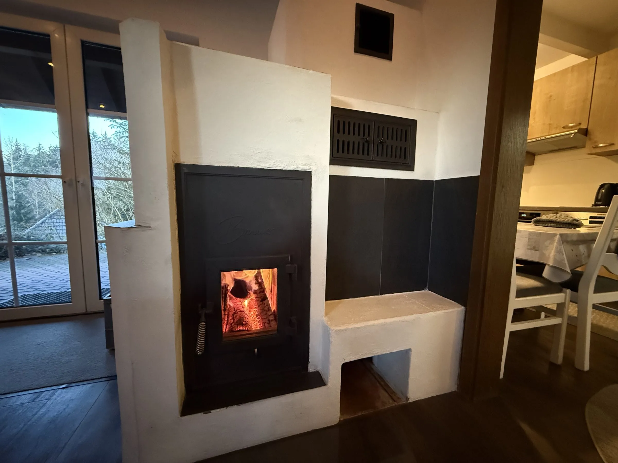 Holzofen im Wohnzimmer, angefeuert