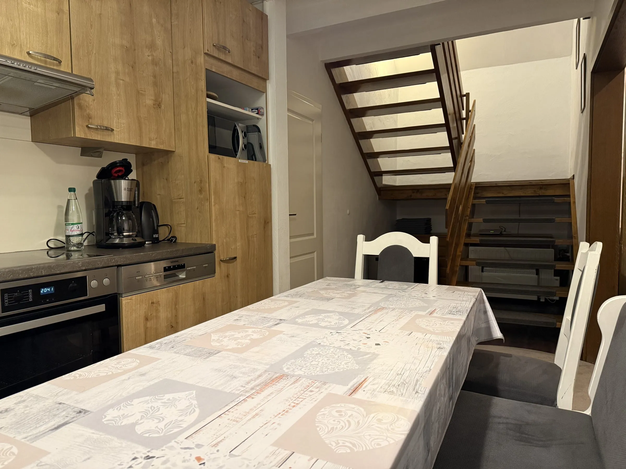 Essplatz in der Küche mit Treppe ins Dachgeschoss