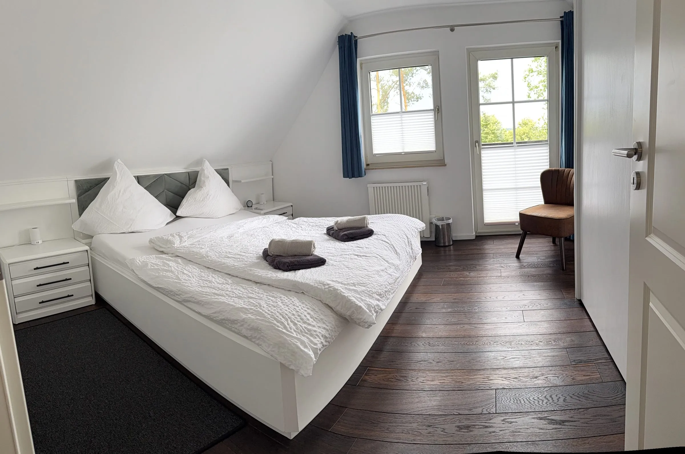 Schlafzimmer 1 im Dachgeschoss mit Doppelbett und Balkontür (ca. 15 m²)