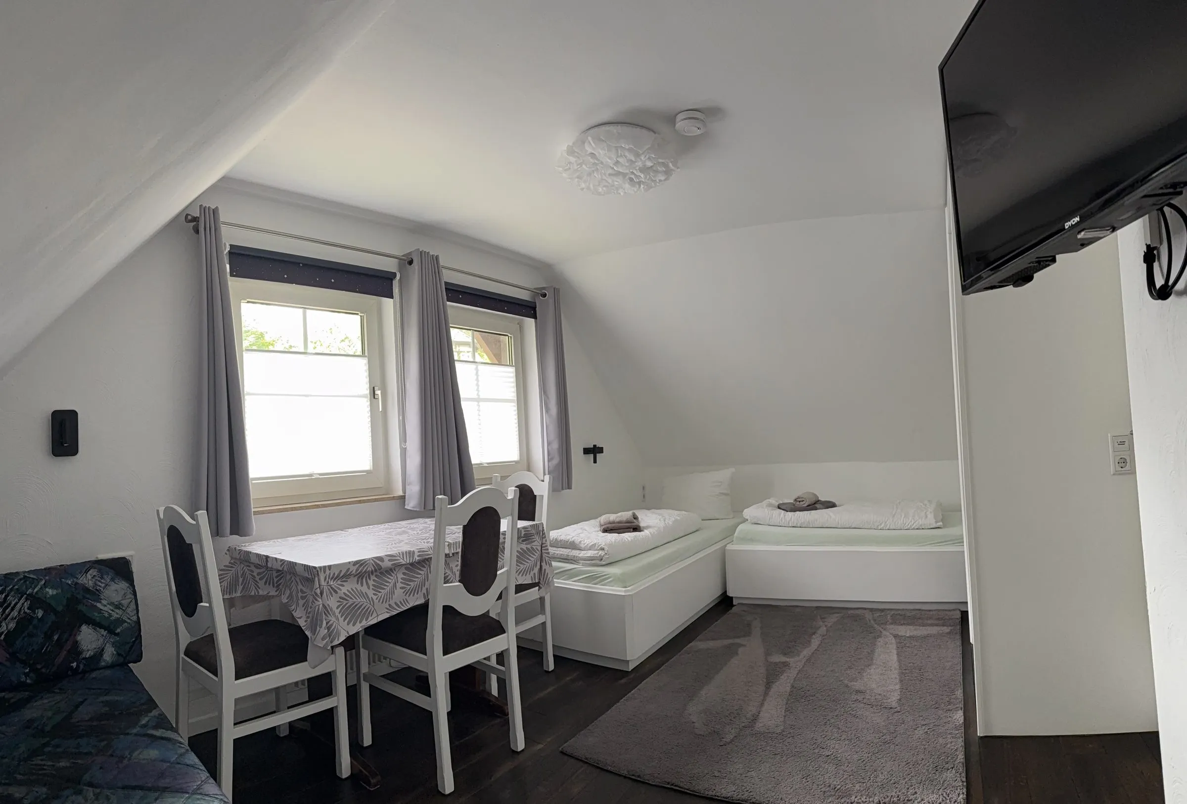 Schlafzimmer 2 im Dachgeschoss mit zwei separaten Betten (ca. 14 m²)