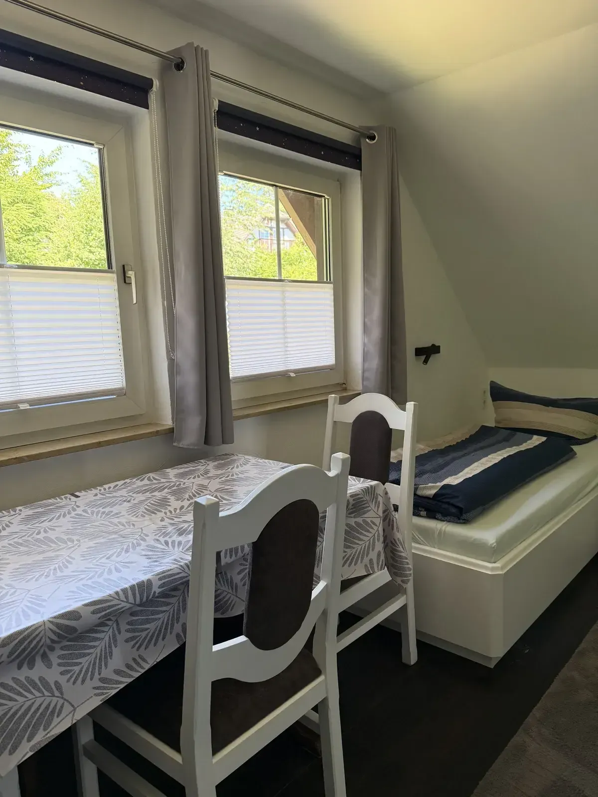 Schlafzimmer 2 im Dachgeschoss mit zwei Einzelbetten und TV