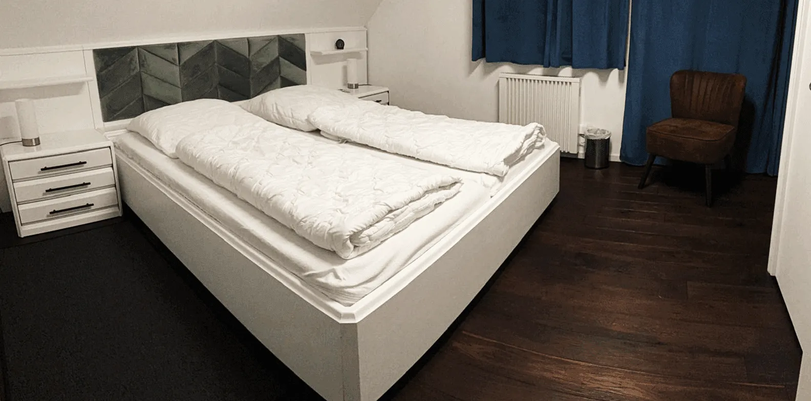 Schlafzimmer 1 im Dachgeschoss mit Balkon