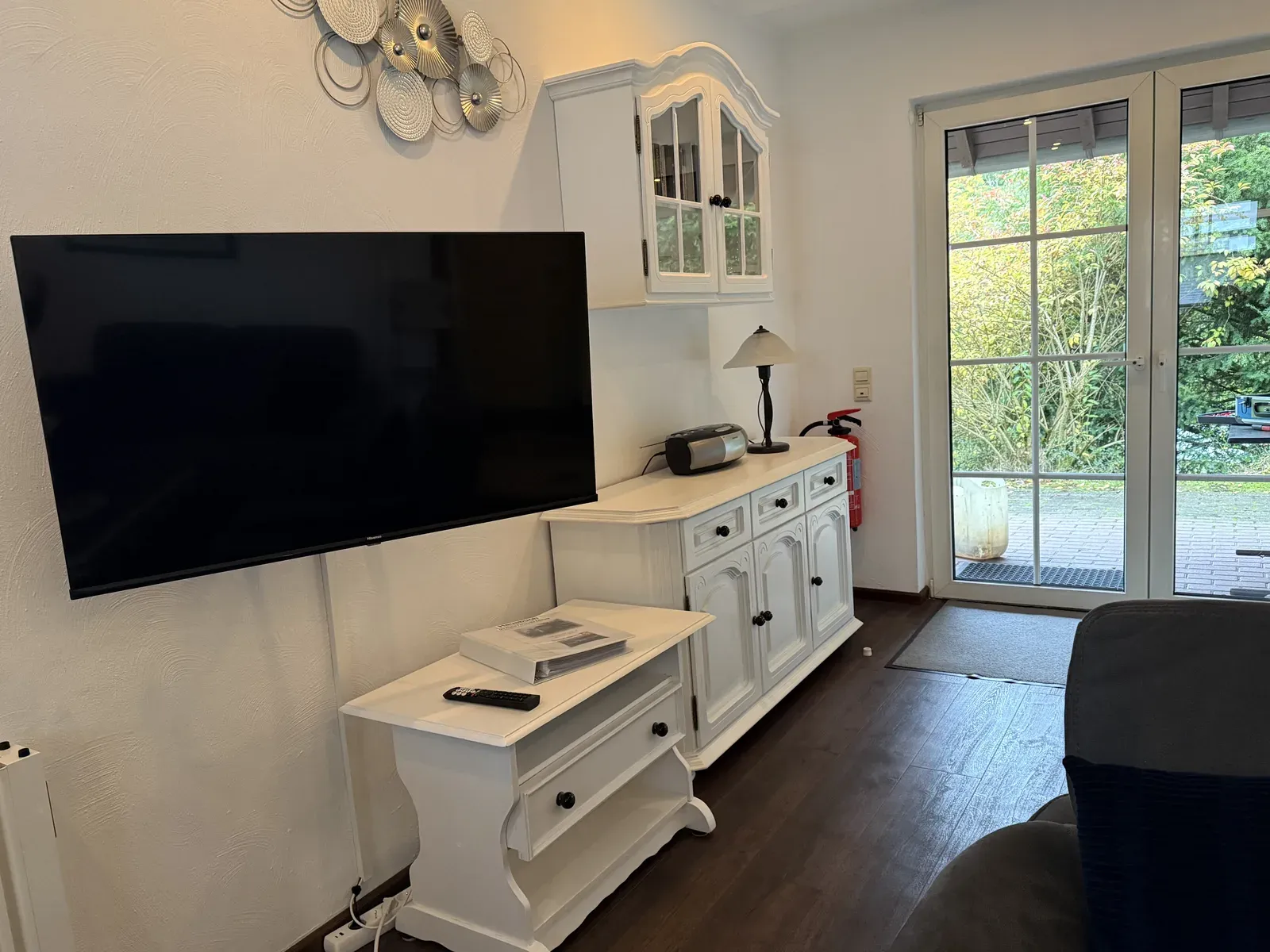 Gemütliches Wohnzimmer mit großem Smart-TV